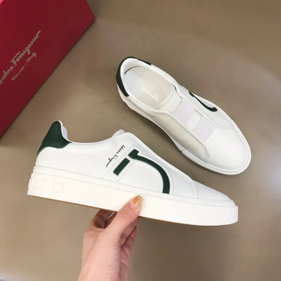 p400【Salvatore Ferraga**】New men's low-top casual shoes! Top-quality cow products, original lasts, made of imported cowhide, first-class texture, first-layer sheepskin lining! Original outsole! The details are exquisite and the style is versatile and upscale! Decorated with a three-dimensional Gancini logo, the back of the tongue and lace-up piping add a pop of color. The high-tech sole features a holographic pattern and Gancini details, making it ideal for a practical yet stylish everyday look. Code number 38-44 (45 can be customized)